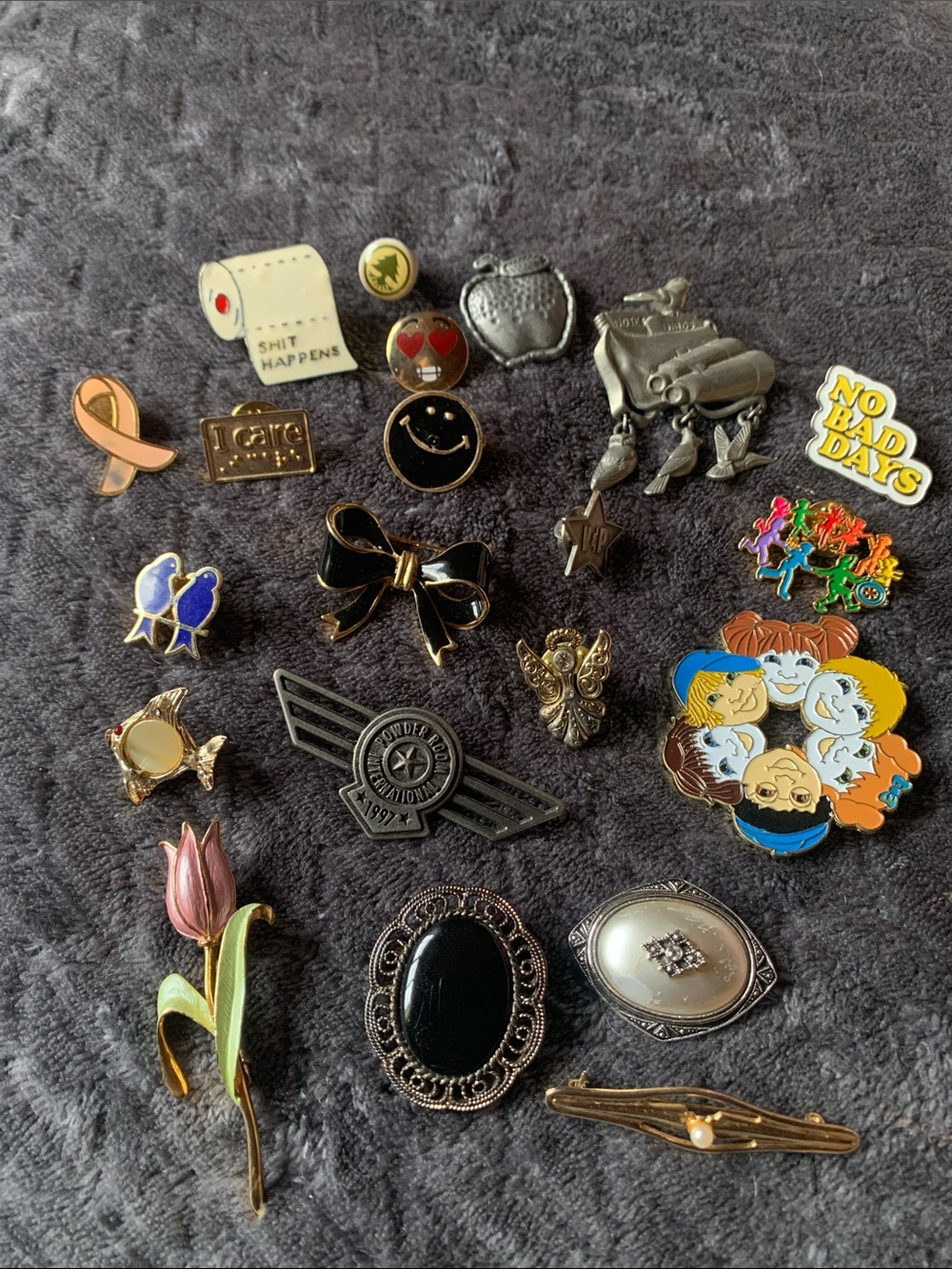 Pins, Brooches. Assortment of 21.